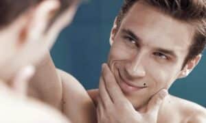 co nhan khuyen tranh xa nguoi so huu not ruoi dao hoa nhung la trum lang nhang phan boi