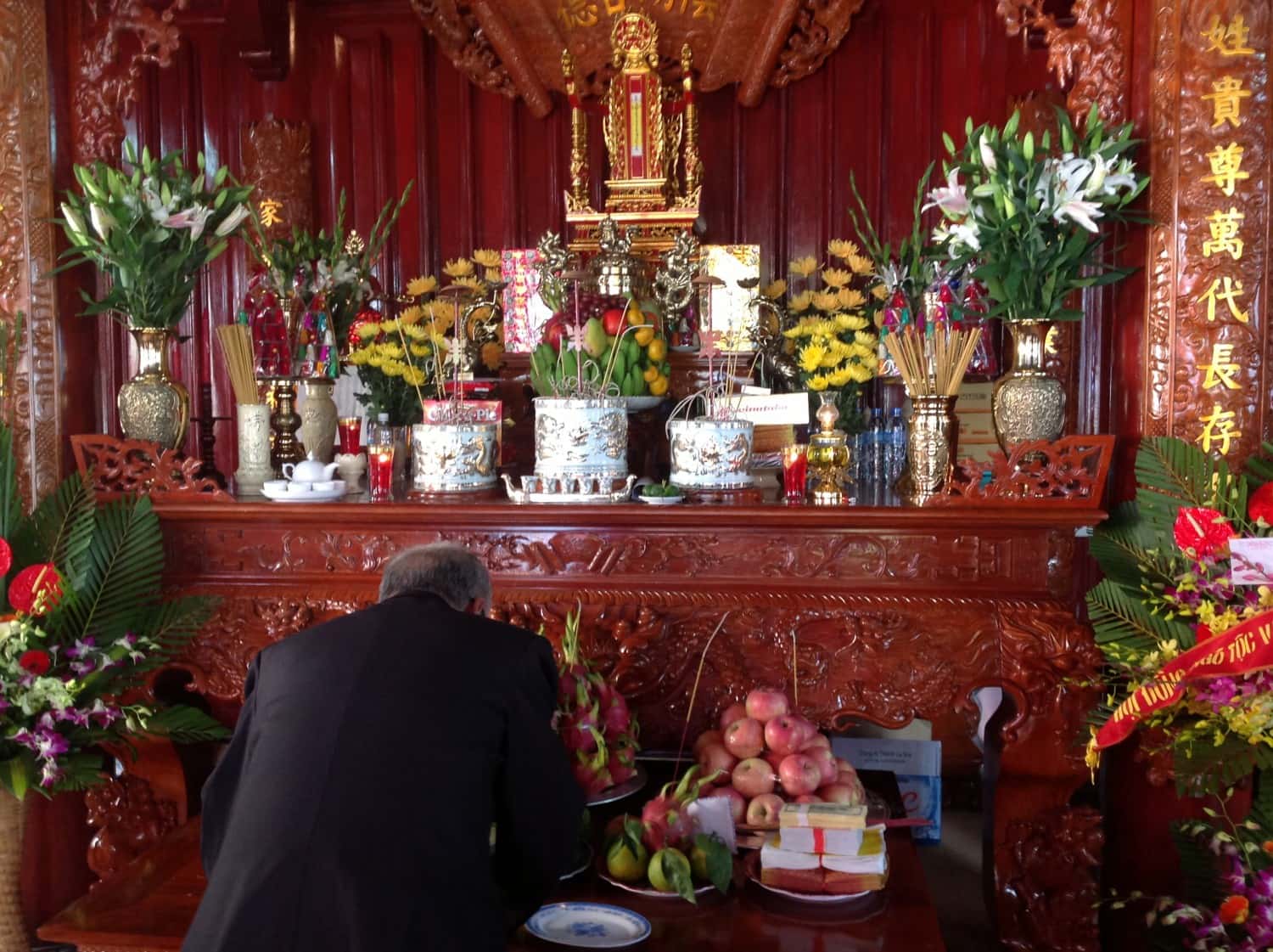 lo hoa tren ban tho dat ben trai hay ben phai tuong don gian nhung nhieu nha van lam sai 1