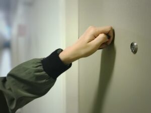 Gõ cửa 3 lần trước khi vào phòng khách sạn: Bạn đã biết điều này chưa?